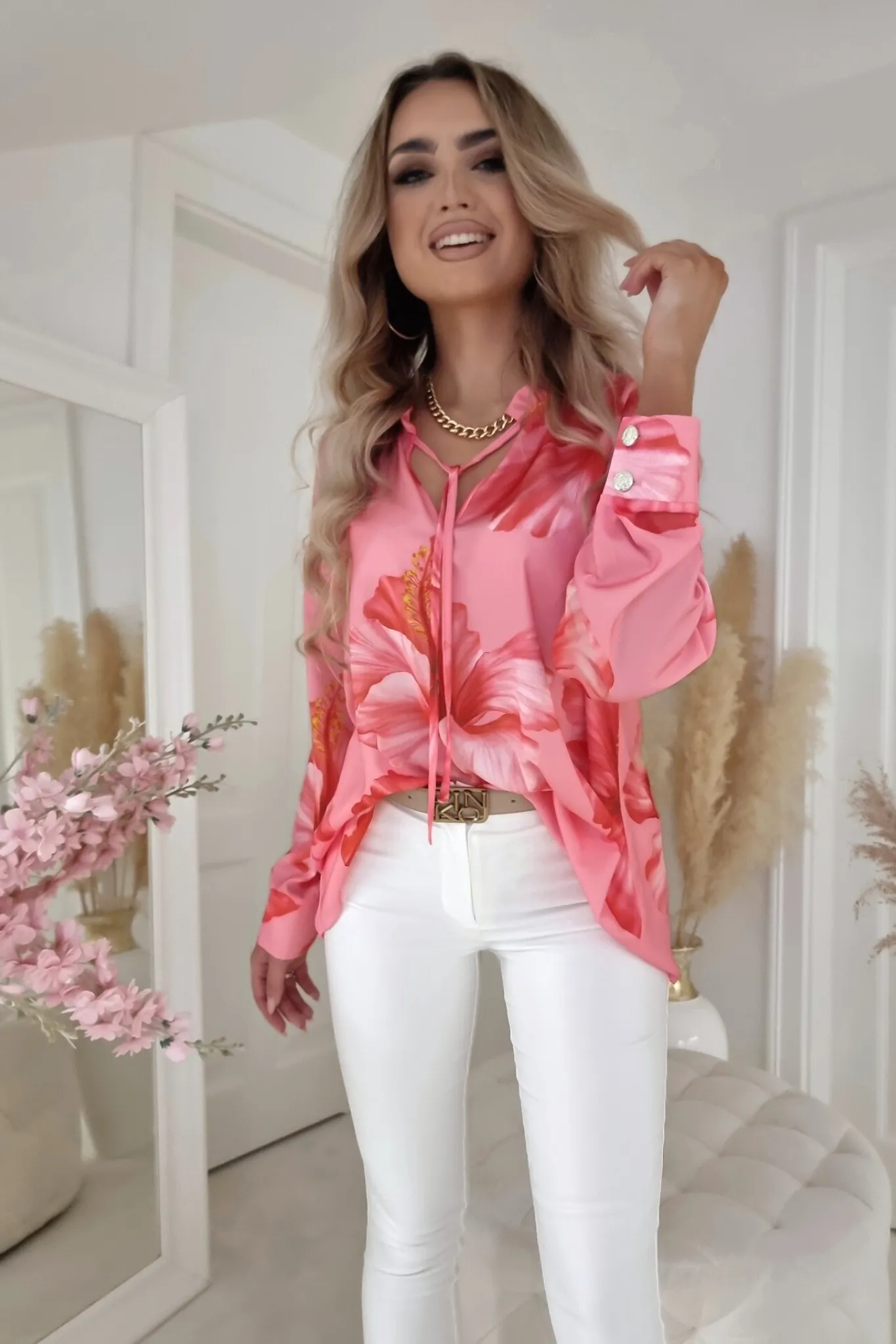 Blusa ampia in viscosa rosa a fantasia floreale con scollo a V allacciabile