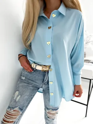 Camicia celeste oversize ampia e lunga con bottoni decorativi dorati a forma di cuore