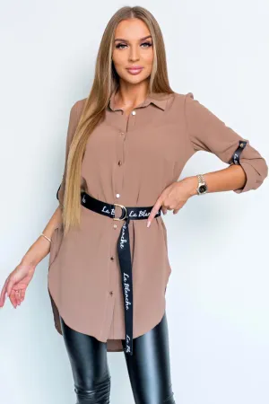 Camicia lunga beige cammello con taglio asimmetrico accessoriata con cintura nera