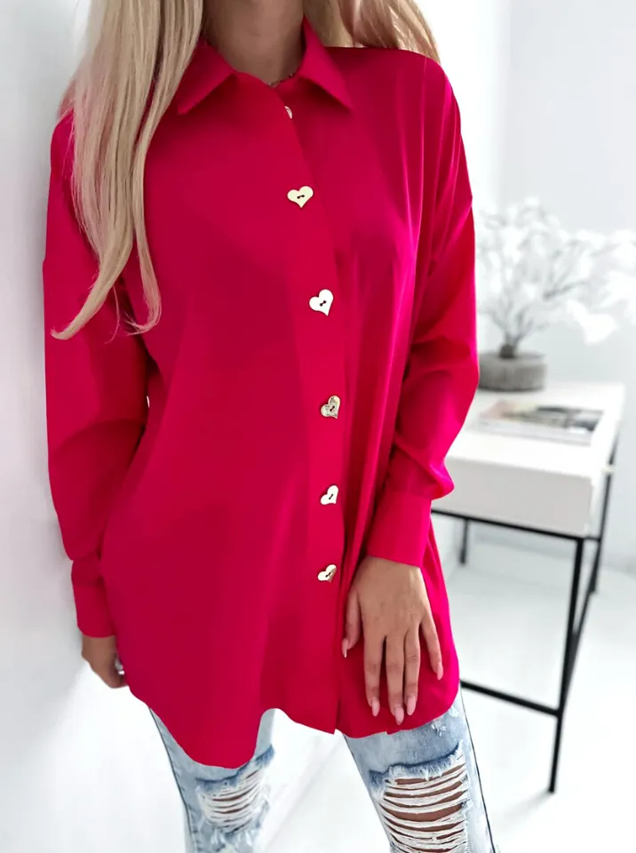 Camicia magenta fucsia oversize ampia e lunga con bottoni decorativi dorati a forma di cuore