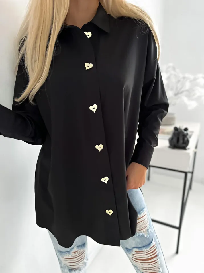 Camicia nera oversize ampia e lunga con bottoni decorativi dorati a forma di cuore